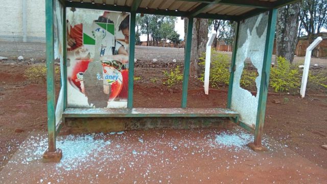 Vândalos danificam ponto de ônibus na comunidade da Bragantina, em Braganey