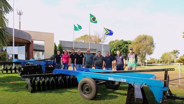 Itaipulândia investe R$ 88 mil e entrega novos implementos agrícolas a produtores rurais