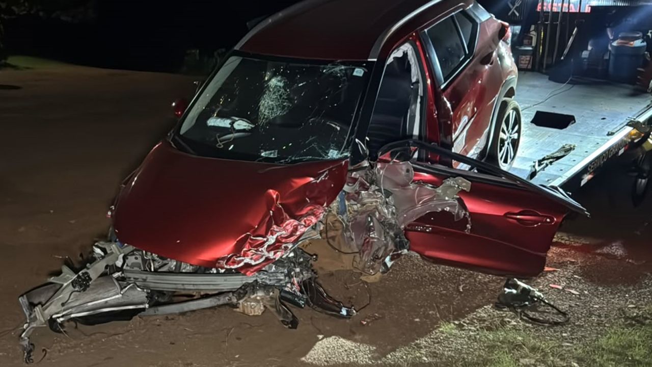 Violenta colisão frontal deixa duas pessoas gravemente feridas na BR-277 em Cascavel; Em um dos veículos envolvidos estavam os prefeitos de Iguatu e Anahy