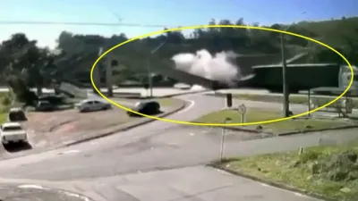 Passarela desaba após ser atingida por caminhão na Fernão Dias; duas pessoas morrem