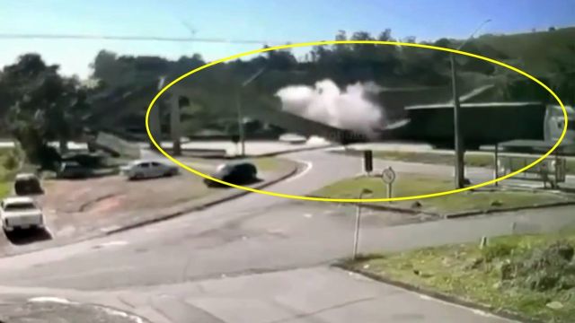 Passarela desaba após ser atingida por caminhão na Fernão Dias; duas pessoas morrem
