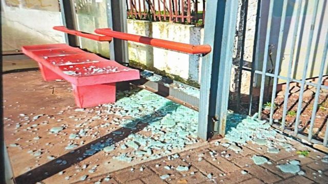 Homem é preso após quebrar vidro de ponto de ônibus em Cascavel