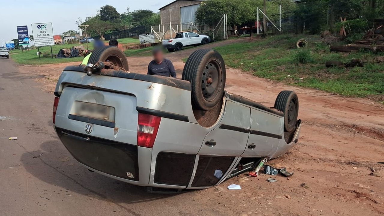 Motorista de 59 anos fica ferido após o veículo capotar na PRC-272; passageiro de 21 anos não se feriu