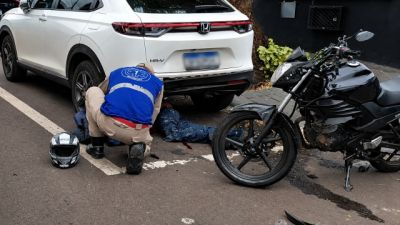 Motociclista fica gravemente ferido após colisão e ser arremessado para baixo de carro em Cascavel
