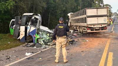 Tragédia: Colisão entre micro-ônibus da Saúde e caminhão deixa ao menos 22 mortos na BR-373, no Paraná