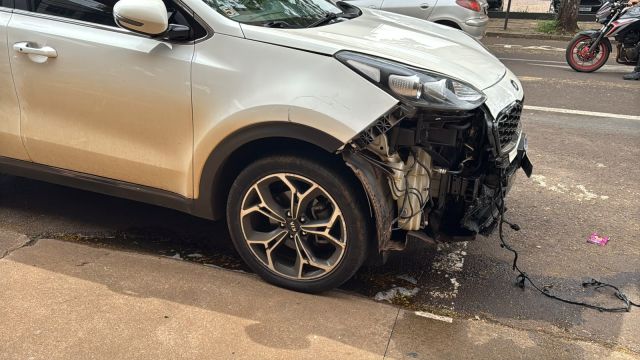 Motociclista é arremessado para pátio de posto após batida com SUV em Cascavel