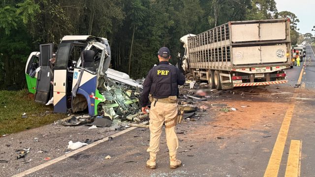 Tragédia: Colisão entre micro-ônibus da Saúde e caminhão deixa ao menos 23 mortos na BR-373, no Paraná