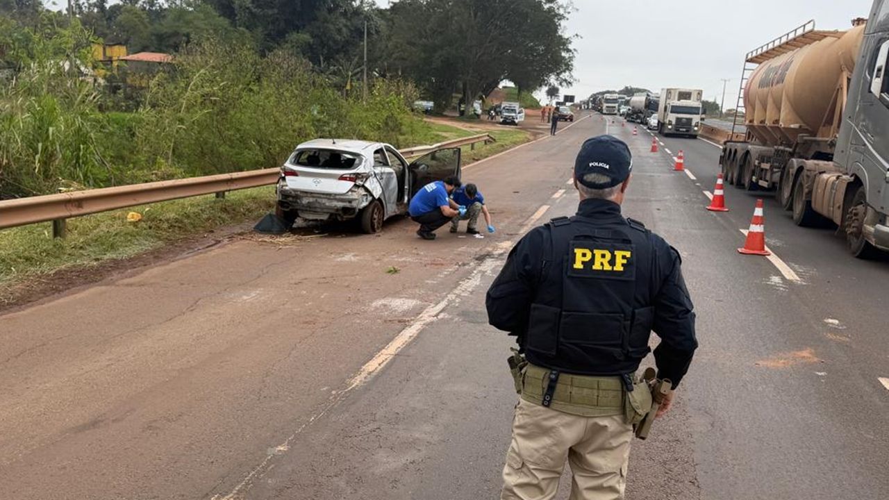 Capotamento deixa três mulheres mortas após carro cair em área de contenção de água na BR-376
