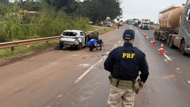 Capotamento deixa três mulheres mortas após carro cair em área de contenção de água na BR-376