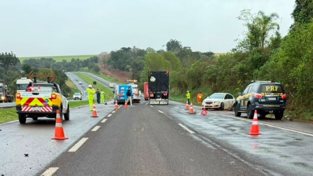 Peça cai de caminhão e provoca acidente na BR-163, em Cascavel