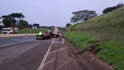 Motorista fica ferido após carro bater contra barranco e capotar na PRC-467, em Cascavel