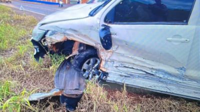 Colisão transversal entre Hilux e HB20 deixa mulher ferida na PR-495, em Missal