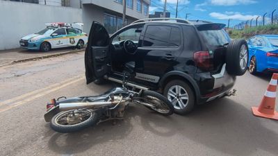 Motociclista fica ferido após acidente entre carro e moto na Rua Souza Naves, em Cascavel