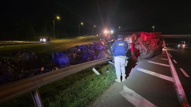 Motorista é encontrado morto sob carga após caminhão tombar na BR-376, em Tijucas do Sul