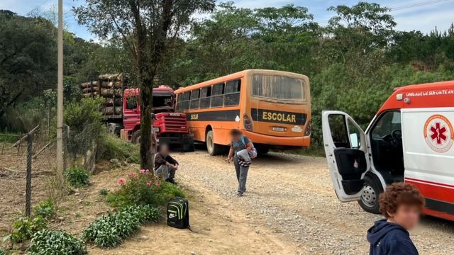 Acidente entre caminhão e ônibus escolar deixa cinco feridos em Bocaiúva do Sul