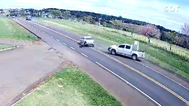 Câmera flagra acidente na BR-277 após caminhonete atingir carro em Santa Tereza do Oeste