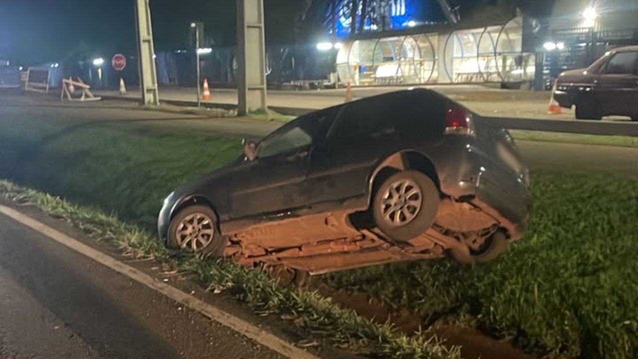 Motorista perde o controle do veículo na BR-277 e acabou parando na canaleta às margens da rodovia