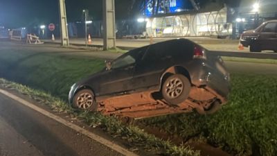 Motorista perde o controle do veículo na BR-277 e acabou parando na canaleta às margens da rodovia