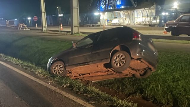 Motorista perde o controle do veículo na BR-277 e acabou parando na canaleta às margens da rodovia