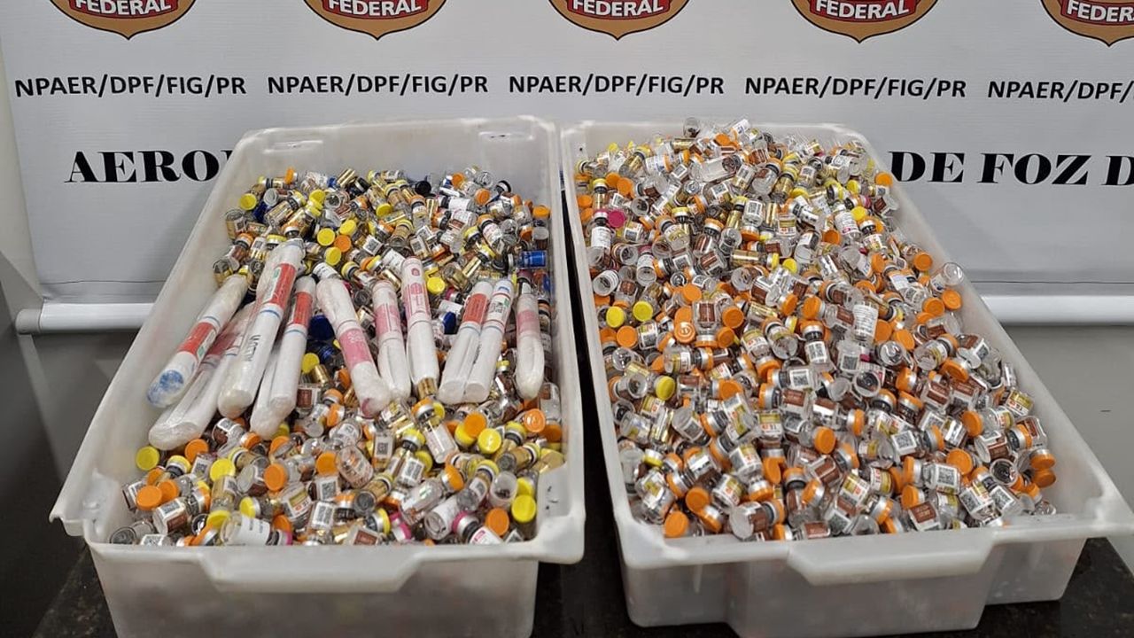 PF prende casal com 1,7 mil ampolas e 14 canetas de medicamentos proibidos no aeroporto de Foz do Iguaçu