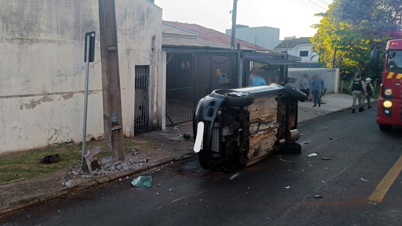 Menor de idade é flagrado dirigindo sem CNH e bate carro durante ultrapassagem no bairro Santa Felicidade, em Cascavel