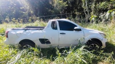 Caminhonete capota após sair da pista na PR-180, em Cascavel