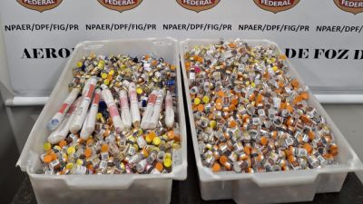 PF prende casal com 1,7 mil ampolas e 14 canetas de medicamentos proibidos no aeroporto de Foz do Iguaçu