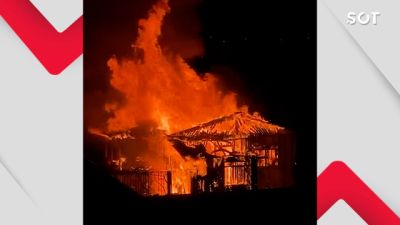 Incêndio destrói casa de madeira e mobiliza Corpo de Bombeiros no Bairro Brasília, em Cascavel