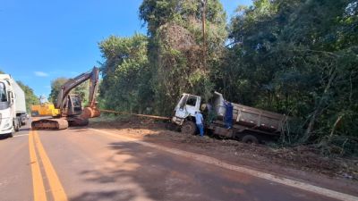 Caminhão tomba na PR-574 e deixa motorista ferido em Corbélia