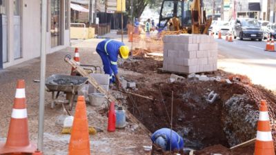 Para conter riscos de alagamento, obra de drenagem da Rua Olavo Bilac e entorno avança e alcança 40% de execução
