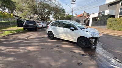Colisão entre quatro veículos deixa homem ferido e causa grandes danos no Centro de Cascavel