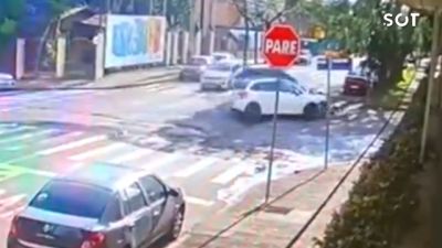 Câmeras de segurança registram colisão entre quatro carros em Cascavel