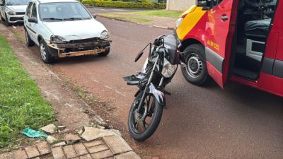 Motociclista de 21 anos fica ferido após acidente entre carro e moto em Cascavel