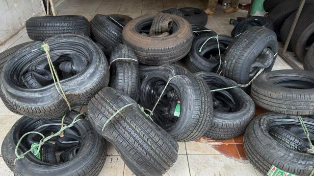 PF e PM apreendem cerca de 140 pneus de origem paraguaia em depósito clandestino em Foz do Iguaçu