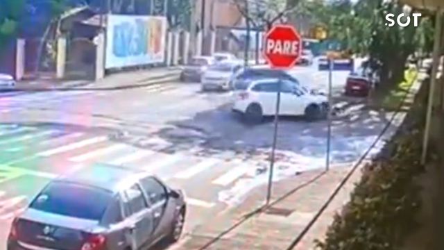 Câmeras de segurança registram colisão entre quatro carros em Cascavel