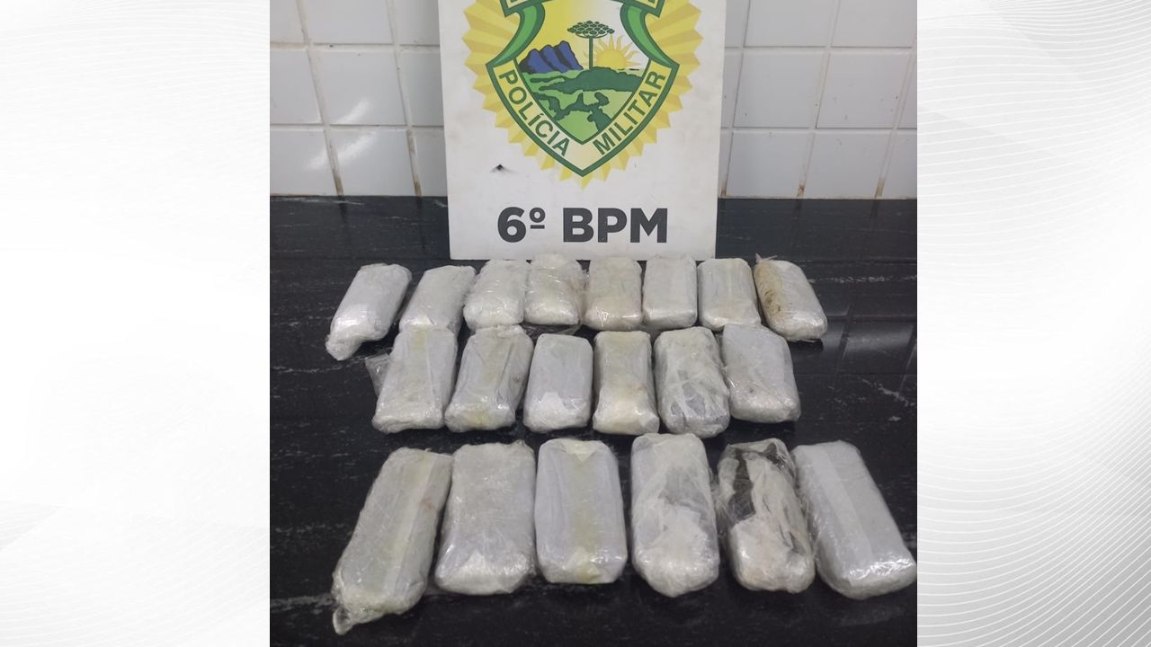 Mulher é presa em Cascavel com mais de 2 kg de haxixe escondidos nas pernas