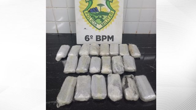 Mulher é presa em Cascavel com mais de 2 kg de haxixe escondidos nas pernas