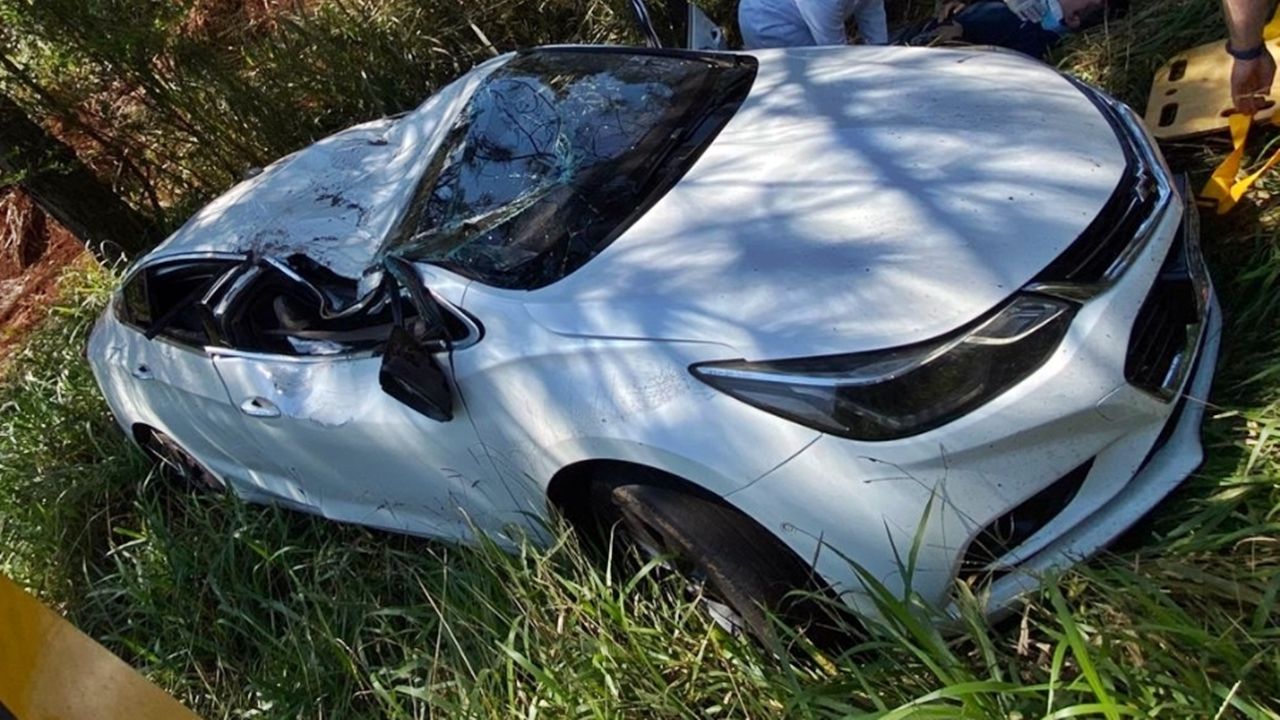 Motorista fica ferido após carro sair da pista e bater contra árvore na PR-239, em Roncador