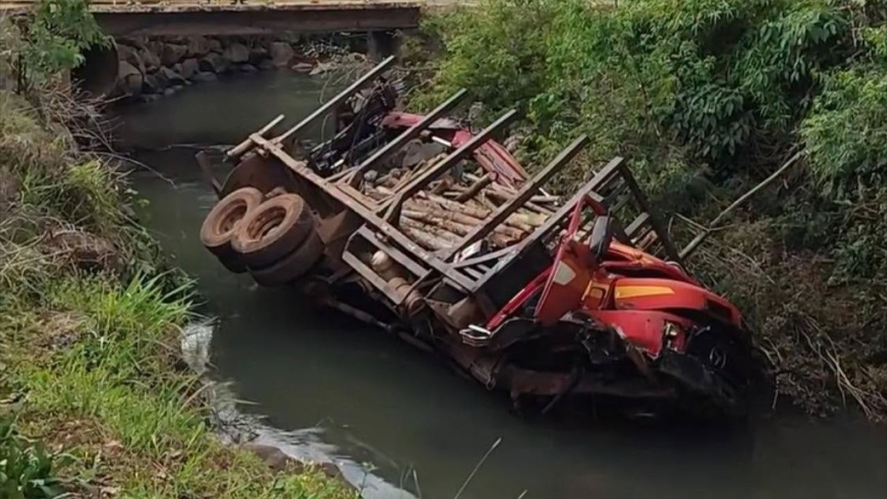 Dois homens ficam gravemente feridos após acidente entre trator e caminhão no RS