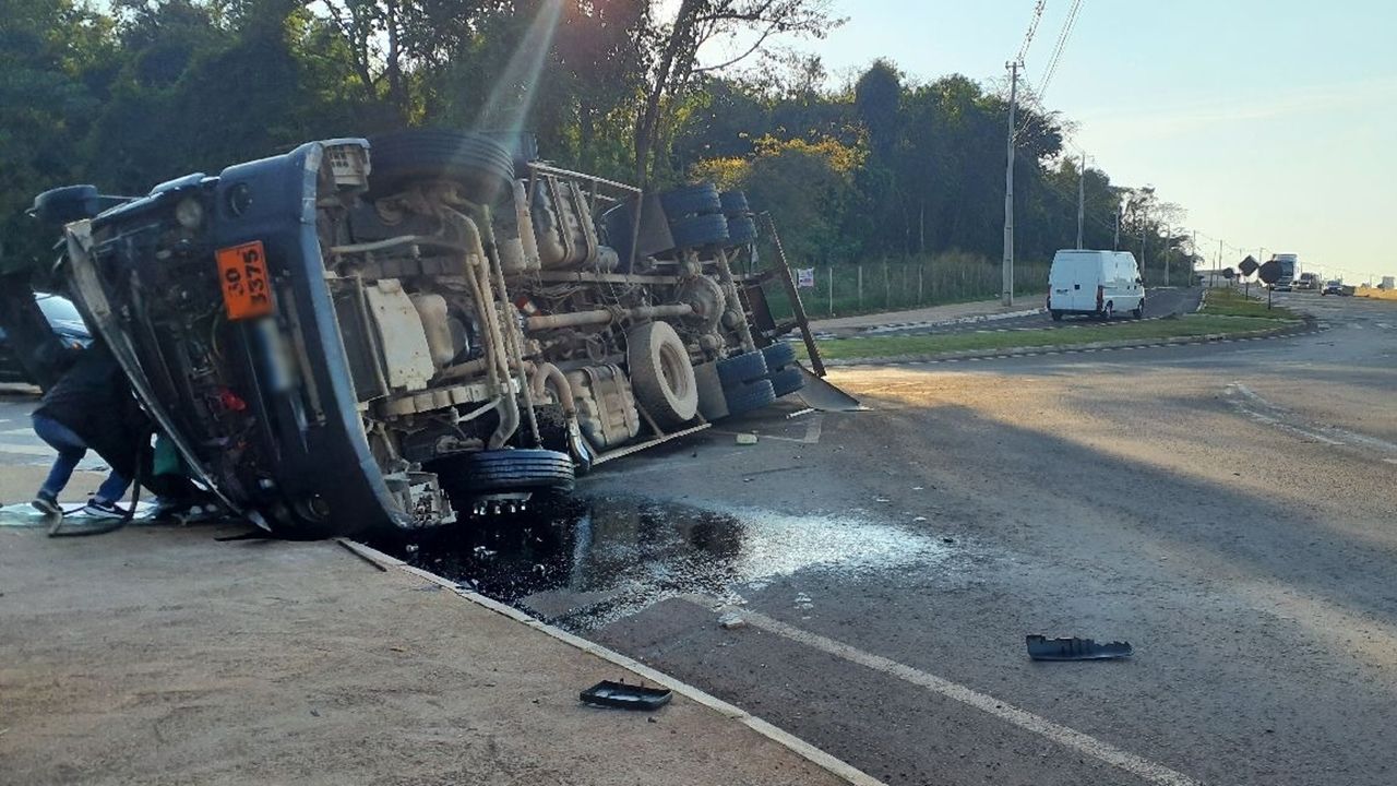 Caminhão com nitrato de amônia tomba e interdita trecho da PR-317 em Toledo
