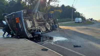 Caminhão com nitrato de amônia tomba e interdita trecho da PR-317 em Toledo