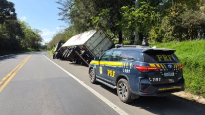Caminhão tomba na BR-476, em Lapa, e interdita parte da pista