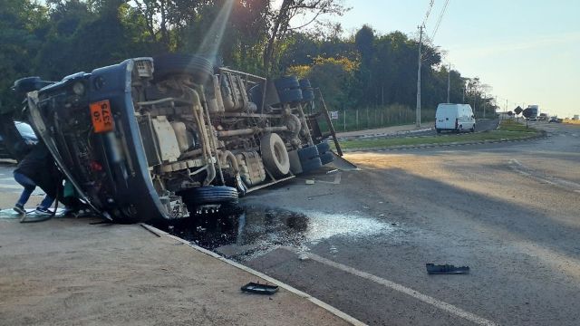 Caminhão com nitrato de amônia tomba e interdita trecho da PR-317 em Toledo