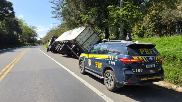 Caminhão tomba na BR-476, em Lapa, e interdita parte da pista