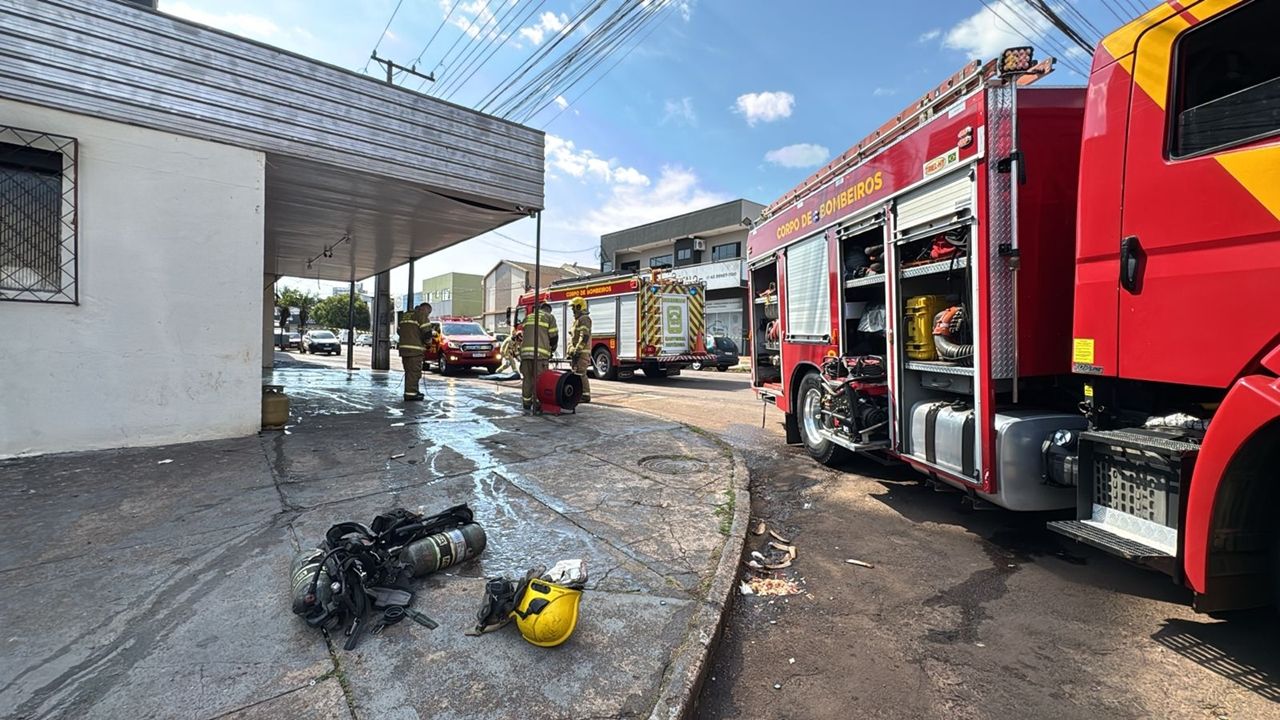 Fumaça chama atenção e princípio de incêndio mobiliza bombeiros em comércio de Cascavel