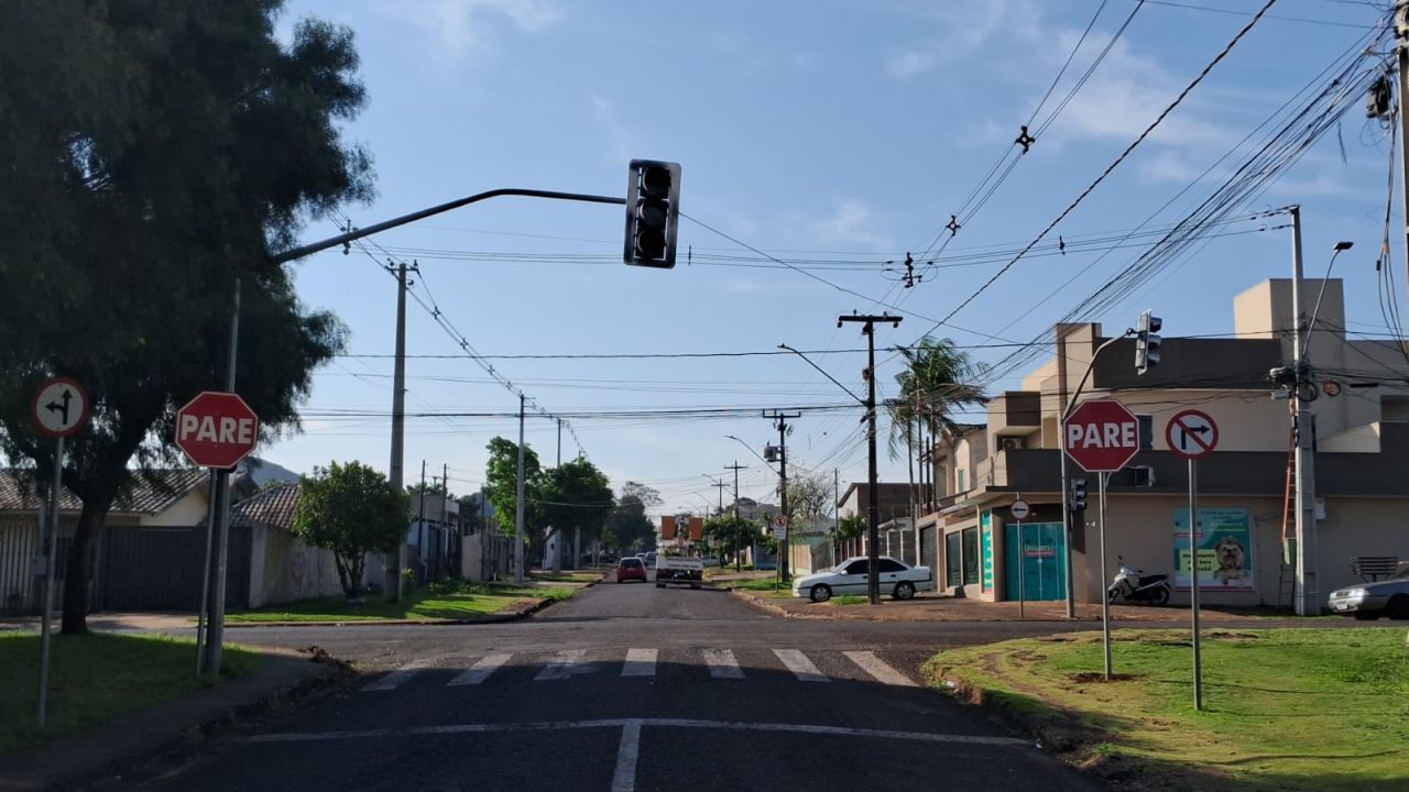 Semáforo sofre 3º furto de cabos em 30 dias e deixa cruzamento do Alto Alegre desligado em Cascavel