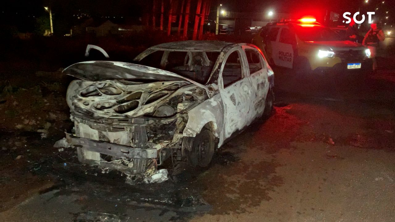 Gol suspeito de envolvimento em homicídio é encontrado incendiado na BR-369, em Cascavel