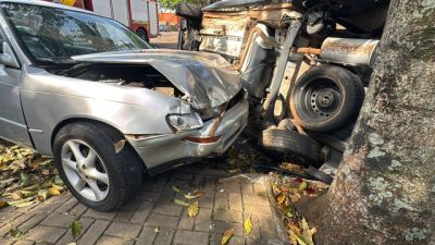 Saveiro tomba após colisão com Corolla e vítima fica enclausurada em Cascavel