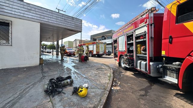 Fumaça chama atenção e princípio de incêndio mobiliza bombeiros em comércio de Cascavel