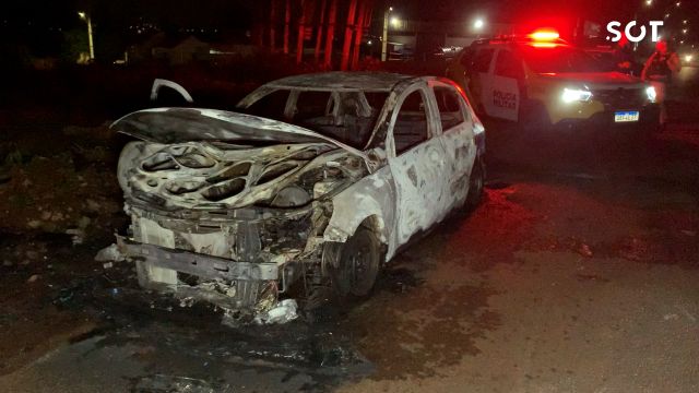 Gol suspeito de envolvimento em homicídio é encontrado incendiado na BR-369, em Cascavel